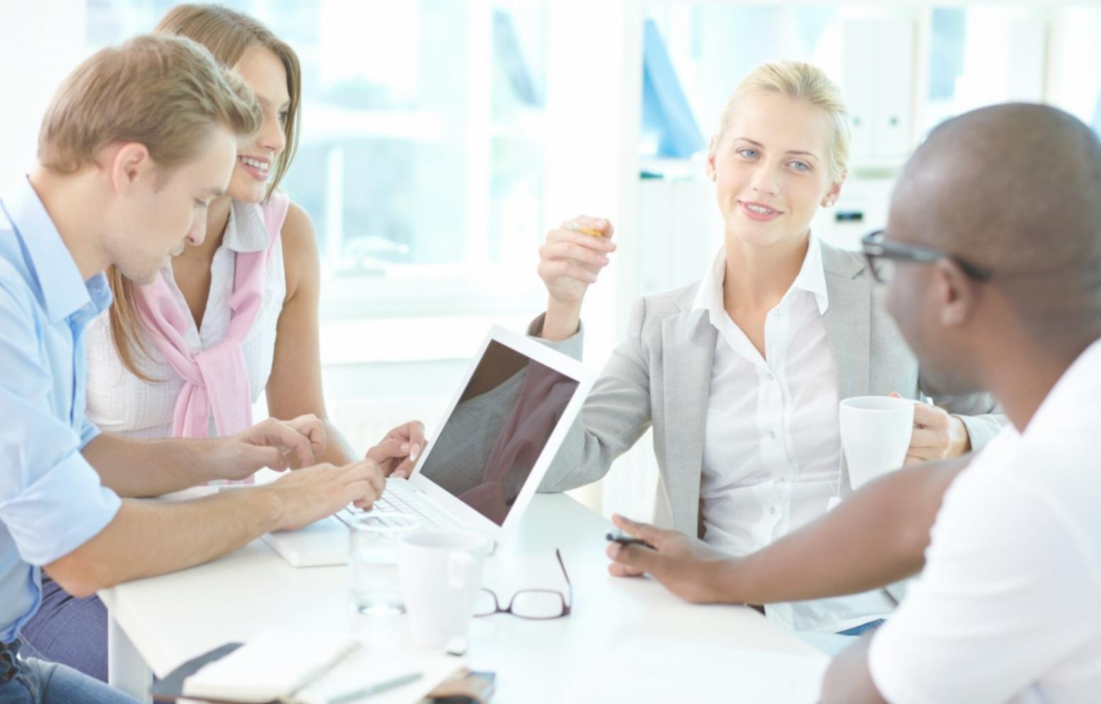 Equipo de talorinevquas trabajando en desarrollo de herramientas financieras